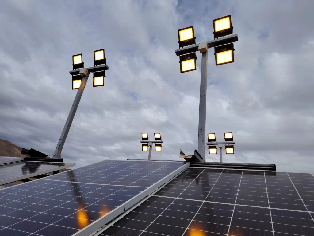 Dos paneles forman parte de las torres móviles de iluminación fotovoltaica.